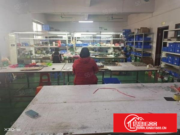 长安镇街口京港澳高速路口附近。楼上500平方精装修厂房。